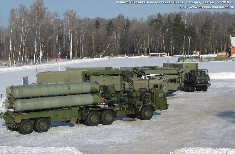 Hệ thống tên lửa phòng không S-400 do Nga sản xuất.