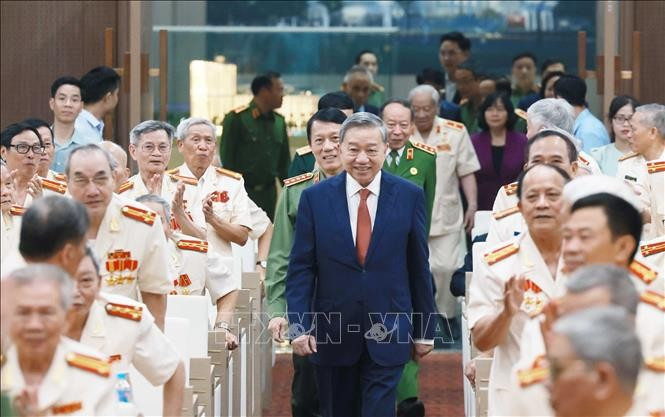 Tổng Bí thư Tô Lâm gặp mặt cán bộ Công an chi viện chiến trường miền Nam.( Ảnh: Thống Nhất/TTXVN)