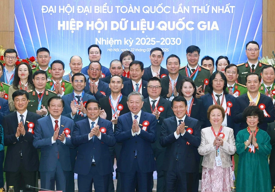 Tổng Bí thư Tô Lâm cùng các đồng chí lãnh đạo Đảng, Nhà nước và các đại biểu dự Đại hội đại biểu lần thứ nhất Hiệp hội Dữ liệu quốc gia, nhiệm kỳ I (2025 - 2030) - Ảnh: TTXVN.