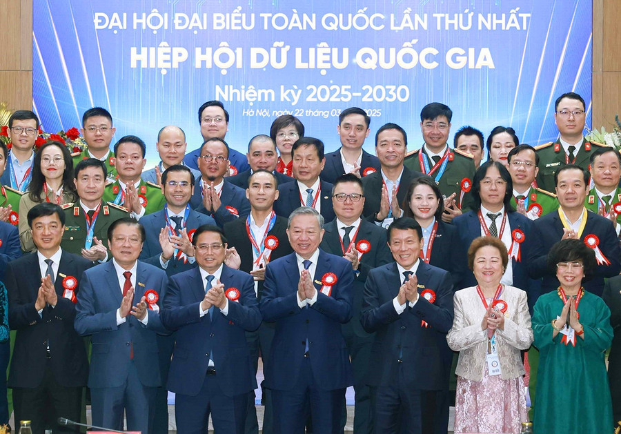 Tổng Bí thư Tô Lâm cùng các đồng chí lãnh đạo Đảng, Nhà nước và các đại biểu dự Đại hội đại biểu lần thứ nhất Hiệp hội Dữ liệu quốc gia, nhiệm kỳ I (2025 - 2030) - Ảnh: TTXVN.