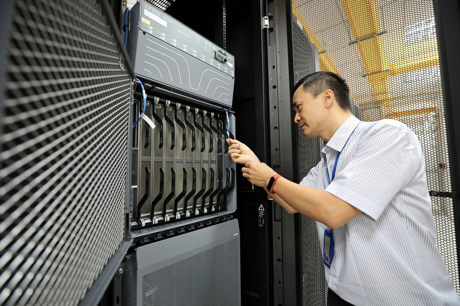 Kiểm tra thiết bị tại Trung tâm dữ liệu (IDC) của Tập đoàn Bưu chính Viễn thông Việt Nam ở Khu công nghệ cao Hòa Lạc - Ảnh: TTXVN. vai-tro-su-menh-cua-hiep-hoi-du-lieu-quoc-gia-trong-cong-cuoc-chuyen-doi-so-2.jpg