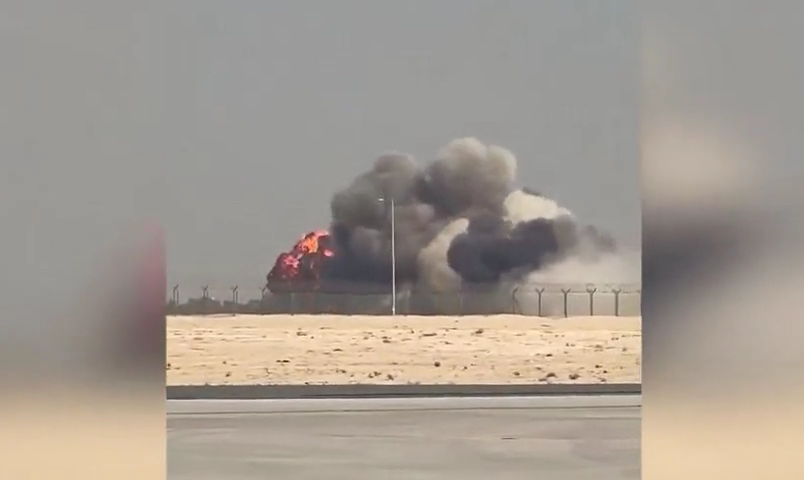 Khoảnh khắc tiêm kích Ấn Độ rơi và bốc cháy tại triển lãm hàng không