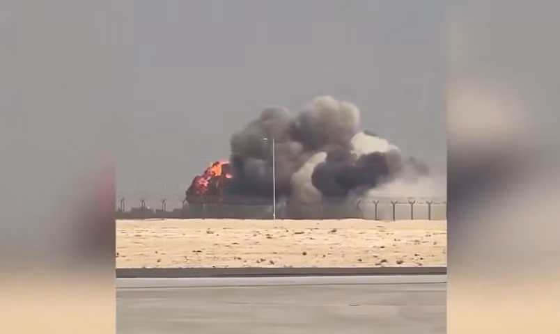 Khoảnh khắc tiêm kích Ấn Độ rơi và bốc cháy tại triển lãm hàng không