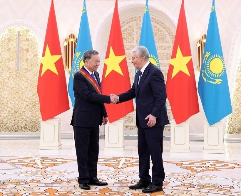 Tổng thống Kassym-Jomart Tokayev trao Huân chương Hữu nghị hạng Nhất của Nhà nước Kazakhstan cho Tổng Bí thư Tô Lâm. (Ảnh: Thống Nhất/TTXVN) 