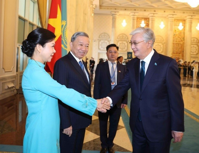 Tổng thống Kazakhstan Kassym-Jomart Tokayev đón Tổng Bí thư Tô Lâm và Phu nhân. (Ảnh: Thống Nhất/TTXVN) tuyen-bo-chung-ve-quan-he-doi-tac-chien-luoc-viet-nam-kazakhstan-5.jpg