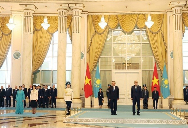 Tổng thống Kazakhstan Kassym-Jomart Tokayev chủ trì Lễ đón chính thức Tổng Bí thư Tô Lâm và Phu nhân. (Ảnh: Thống Nhất/TTXVN) tuyen-bo-chung-ve-quan-he-doi-tac-chien-luoc-viet-nam-kazakhstan-2.jpg