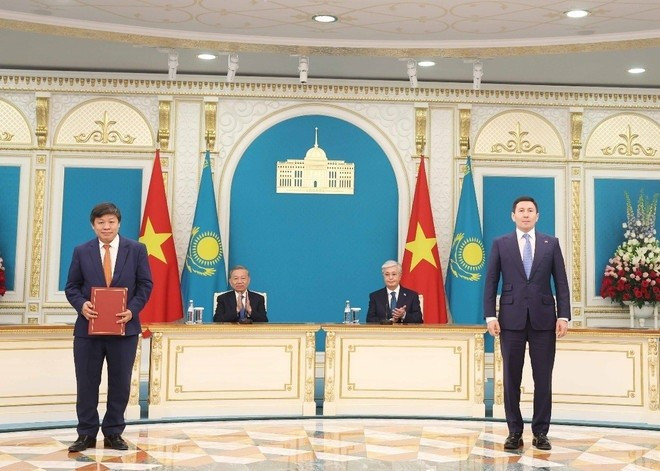 Tổng Bí thư Tô Lâm và Tổng thống Kassym-Jomart Tokayev chứng kiến Lễ trao Biên bản xác nhận việc hoàn tất giao dịch mua bán cổ phần trong Công ty Cổ phần Qazaq Air giữa Tập đoàn Sovico và Quỹ Samruk-Kazyna của Kazakhstan. (Ảnh: Thống Nhất/TTXVN) tuyen-bo-chung-ve-quan-he-doi-tac-chien-luoc-viet-nam-kazakhstan-4.jpg