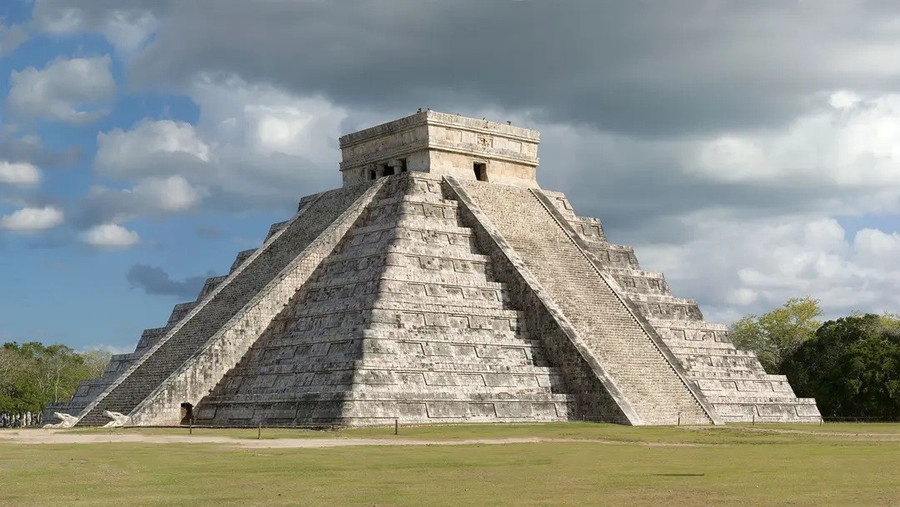Đền El Castillo tại Chichen Itza. 