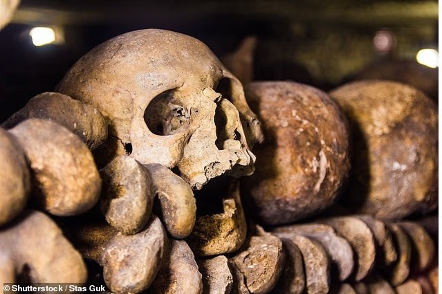 Những chiếc xương cuối cùng được đưa vào Catacombs năm 1860 nhưng địa điểm này lần đầu tiên được mở cửa cho công chúng vào năm 1809. bi-an-6-trieu-bo-hai-cot-duoi-long-paris-dia-dao-rung-ron-dai-280km-2.jpg