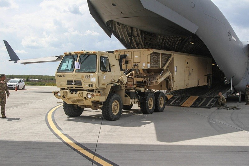 Hệ thống THAAD do Tập đoàn Lockheed Martin chế tạo. ro-mooc-he-thong-thaad-boc-chay-tren-cao-toc-7-binh-si-nhap-vien-3.jpg