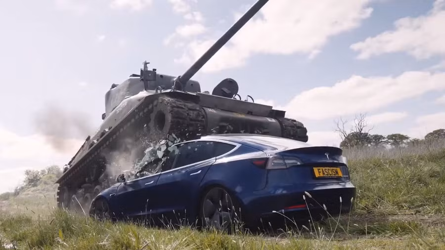 Video cựu binh 98 tuổi lái xe tăng Sherman nghiền nát xe Tesla