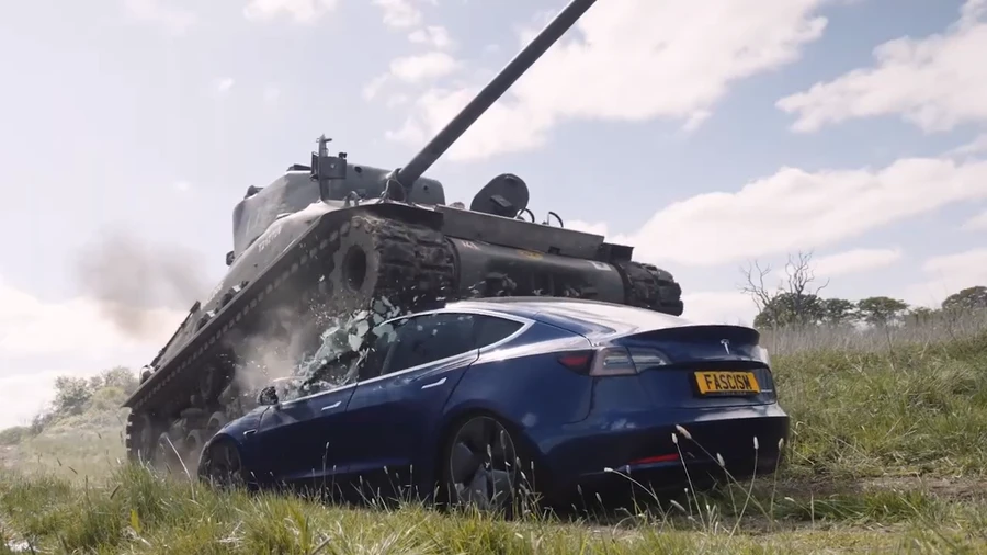 Video cựu binh 98 tuổi lái xe tăng Sherman nghiền nát xe Tesla