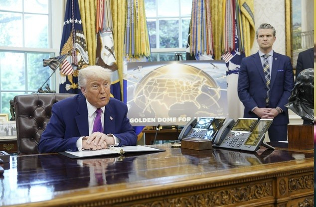 Tổng thống Donald Trump tại Phòng Bầu dục, giới thiệu dự án "Golden Dome for America" – một hệ thống phòng thủ tên lửa không gian trị giá 175 tỷ USD nhằm bảo vệ lãnh thổ Mỹ khỏi các mối đe dọa từ tên lửa đạn đạo và siêu thanh. vom-vang-va-bai-hoc-song-con-cho-chau-au.jpg