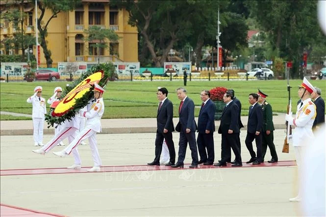 Đoàn đại biểu lãnh đạo, nguyên lãnh đạo Đảng, Nhà nước đến đặt vòng hoa và vào Lăng viếng Chủ tịch Hồ Chí Minh. (Ảnh: Phạm Kiên/TTXVN)