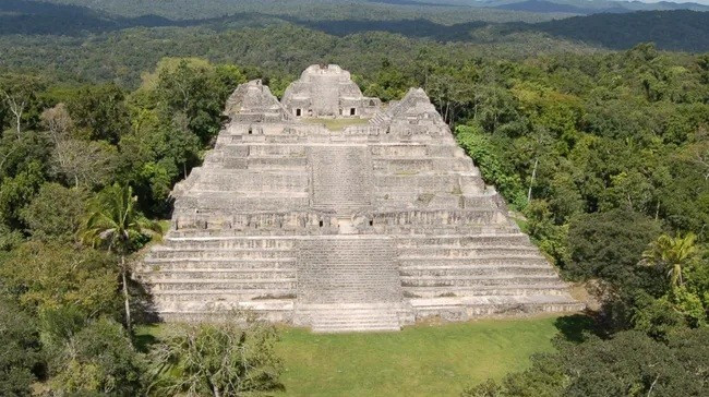 Thành phố Caracol bị tàn phá của người Maya ở Belize nổi bật với kim tự tháp Caana, nơi từng là một ngôi đền. Ngôi mộ mới được tìm thấy nằm trong một khu vực cao ngay bên phải, bên dưới tán cây hiện đại (Nguồn ảnh: Dự án Khảo cổ học Caracol, Đại học Houston)