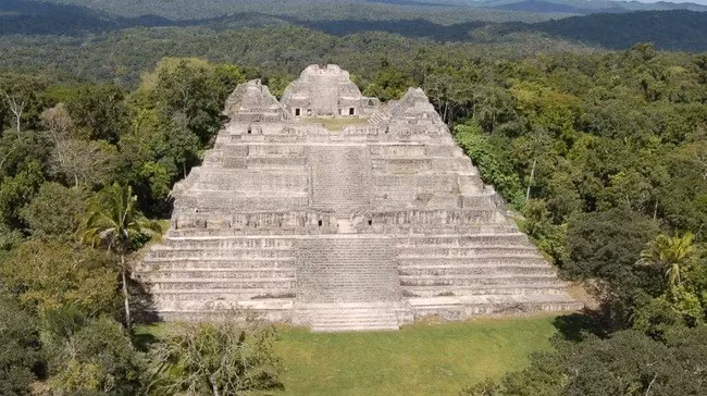 Thành phố Caracol bị tàn phá của người Maya ở Belize nổi bật với kim tự tháp Caana, nơi từng là một ngôi đền. Ngôi mộ mới được tìm thấy nằm trong một khu vực cao ngay bên phải, bên dưới tán cây hiện đại (Nguồn ảnh: Dự án Khảo cổ học Caracol, Đại học Houston)