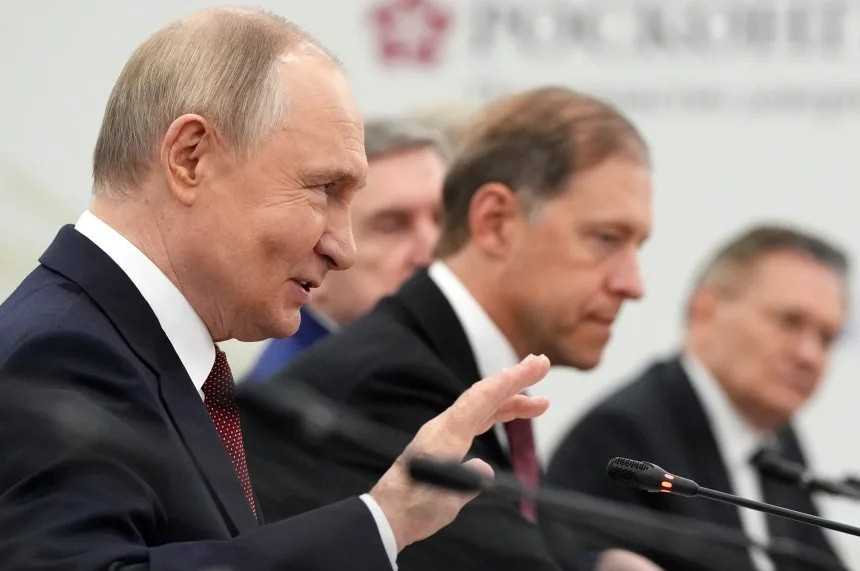 Tổng thống Nga Vladimir Putin phát biểu bên lề Diễn đàn Kinh tế Quốc tế St. Petersburg tại St. Petersburg, Nga, ngày 20/6. Ảnh: Dmitri Lovetsky/Pool/AP bai-hoc-helsinki-va-nhung-nguy-co-khi-ong-trump-gap-rieng-ong-putin-2.jpg