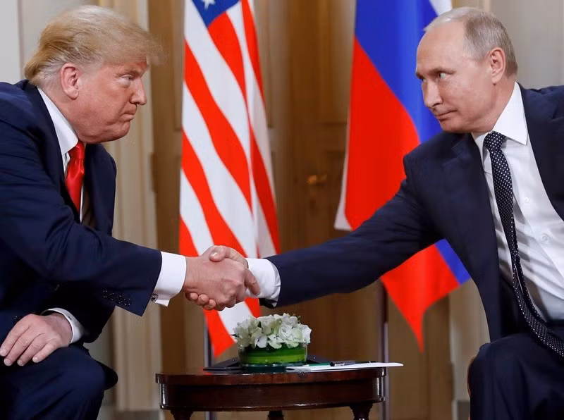 Ông Donald Trump và người đồng cấp Nga Vladimir Putin bắt tay nhau khi bắt đầu cuộc gặp tại Dinh Tổng thống ở Helsinki, Phần Lan, vào ngày 16/7/2018. Ảnh: Pablo Martínez Monsiváis/AP