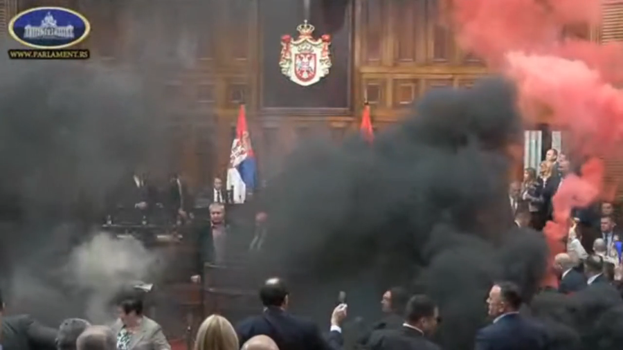 Video phe đối lập Serbia tung bom khói tại cuộc họp quốc hội