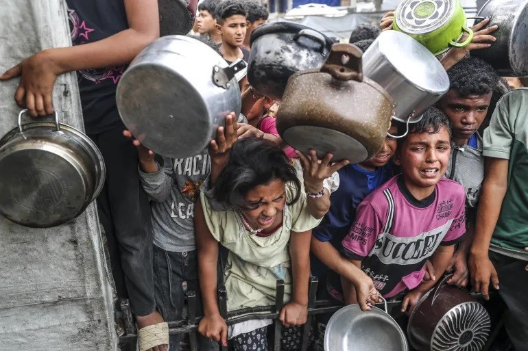 Trẻ em Palestine tụ tập tại một bếp ăn do các tổ chức cứu trợ lập ra tại trại tị nạn Jabalia ở phía bắc Gaza. Ảnh: Mahmoud Issa/Anadolu.