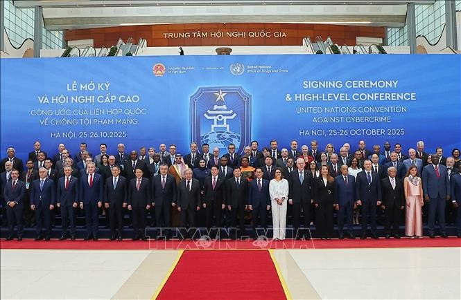 Chủ tịch nước Lương Cường và Tổng Thư ký Liên hợp quốc António Guterres chụp ảnh chung với các Trưởng đoàn dự Lễ mở ký Công ước Hà Nội. Ảnh: TTXVN khai-mac-trong-the-le-mo-ky-cong-uoc-cua-lien-hop-quoc-ve-chong-toi-pham-mang-4.jpg