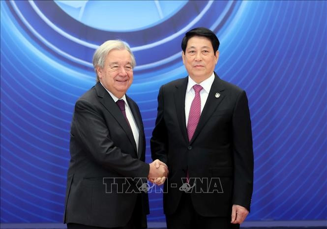 Chủ tịch nước Lương Cường đón Tổng Thư ký Liên hợp quốc António Guterres dự Lễ mở ký Công ước Hà Nội. Ảnh: TTXVN 