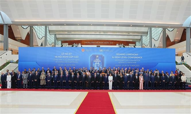 Chủ tịch nước Lương Cường và Tổng Thư ký Liên hợp quốc António Guterres chụp ảnh chung với các Trưởng đoàn dự Lễ mở ký Công ước Hà Nội. Ảnh: TTXVN khai-mac-trong-the-le-mo-ky-cong-uoc-cua-lien-hop-quoc-ve-chong-toi-pham-mang-5.jpg