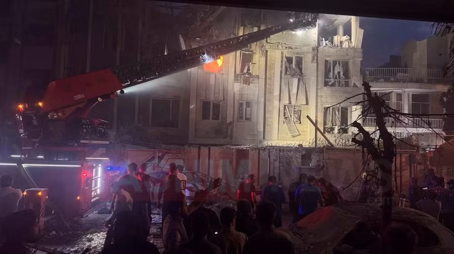 Một trong những tòa nhà bị nhắm tới sau cuộc tấn công của Israel vào Tehran vào sáng 13/6.