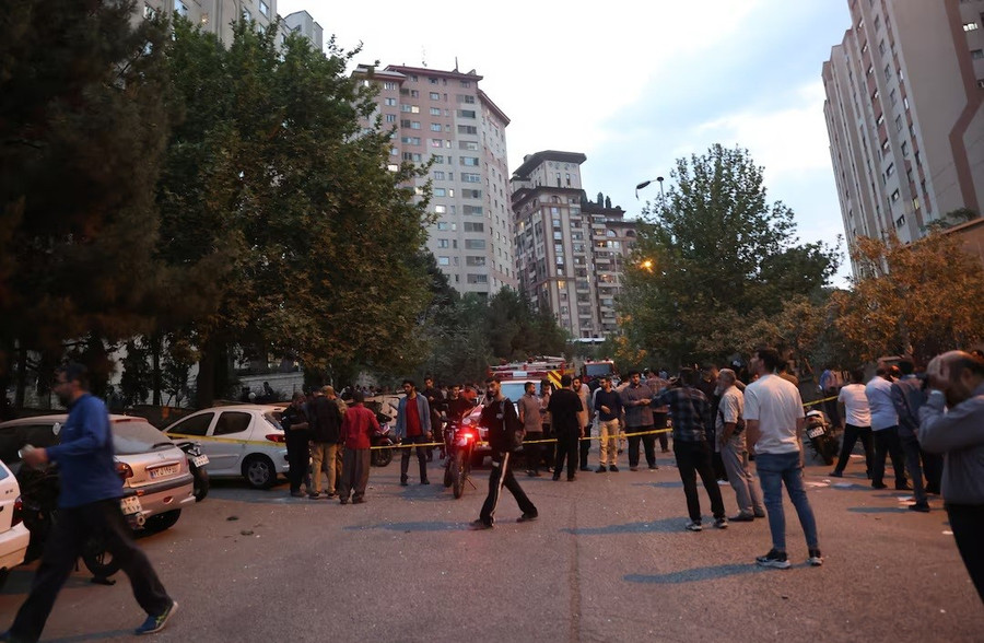 Người dân tụ tập trên đường phố sau các cuộc không kích của Israel, tại Tehran, Iran, ngày 13/6. Ảnh: REUTERS, israel-bat-ngo-tuyen-bo-da-khong-kich-loat-muc-tieu-nong-o-iran-2.jpg