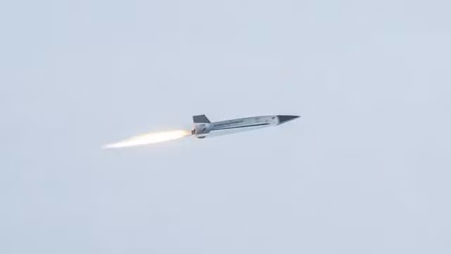 Chuyến hạ cánh tự động đầu tiên của máy bay siêu vượt âm Talon-A2 của Stratolaunch tại Căn cứ Không gian Vandenberg.