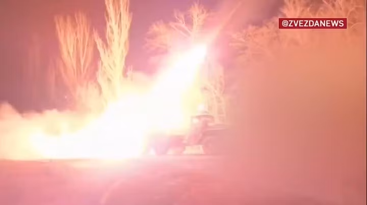 Video hệ thống tên lửa phóng loạt Grad xả đạn vào đối phương