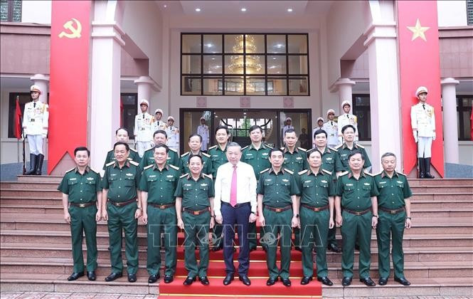 Tổng Bí thư Tô Lâm cùng các lãnh đạo Quân ủy Trung ương, Bộ Quốc phòng, Tổng cục Chính trị Quân đội nhân dân Việt Nam. (Ảnh: Thống Nhất/TTXVN) tong-bi-thu-to-lam-tang-cuong-cac-giai-phap-xay-dung-quan-doi-vung-manh-6.jpg
