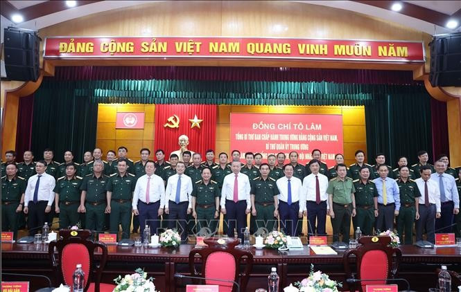 Tổng Bí thư Tô Lâm và các đại biểu chụp ảnh chung. (Ảnh: Thống Nhất/TTXVN) tong-bi-thu-to-lam-tang-cuong-cac-giai-phap-xay-dung-quan-doi-vung-manh-5.jpg