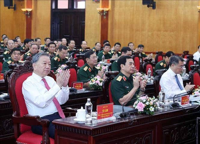 Tổng Bí thư Tô Lâm và các đại biểu tham dự buổi làm việc với Tổng cục Chính trị Quân đội nhân dân Việt Nam. (Ảnh: Thống Nhất/TTXVN) tong-bi-thu-to-lam-tang-cuong-cac-giai-phap-xay-dung-quan-doi-vung-manh-2.jpg
