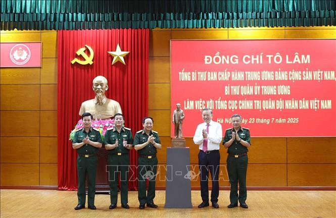Tổng Bí thư Tô Lâm tặng bức tượng Bác Hồ cho Tổng cục Chính trị Quân đội nhân dân Việt Nam. (Ảnh: Thống Nhất/TTXVN) tong-bi-thu-to-lam-tang-cuong-cac-giai-phap-xay-dung-quan-doi-vung-manh-4.jpg