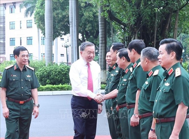 Lãnh đạo Bộ Quốc phòng, Tổng cục Chính trị Quân đội nhân dân Việt Nam đón Tổng Bí thư Tô Lâm. (Ảnh: Thống Nhất/TTXVN)