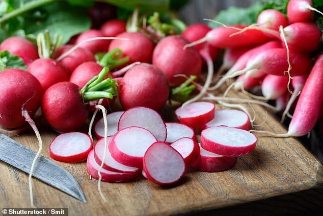 Sử dụng củ cải, các nhà nghiên cứu đã chứng minh cách các hạt nhựa nano - một số hạt có đường kính nhỏ tới một phần triệu centimet - có thể xâm nhập vào rễ cây.