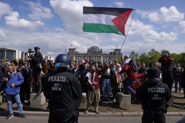 Các cuộc biểu tình ủng hộ người Palestine đã phải đối mặt với sự áp chế của cảnh sát ở Đức. Ảnh: Sean Gallup/Getty Images.