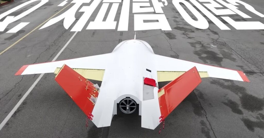 Hình ảnh mặt sau của nguyên mẫu UAV Wingman của Hàn Quốc. tiem-kich-kf-21-sap-co-dong-doi-thep-thuc-hien-nhiem-vu-nguy-hiem-2.jpg