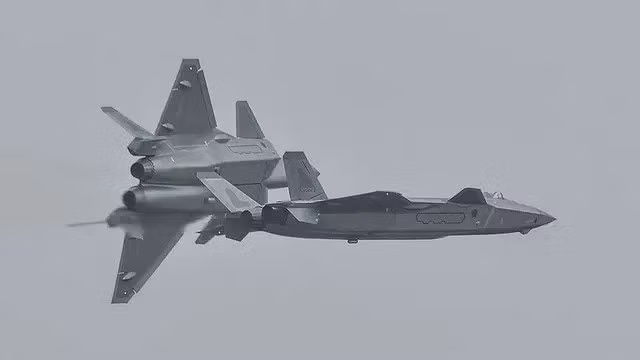 Tiêm kích tàng hình J-20 ‘Mighty Dragon’ lần đầu trình diện trước công chúng