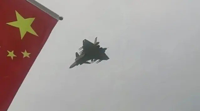 tiem-kich-tang-hinh-j-20-mighty-dragon-lan-dau-trinh-dien-truoc-cong-chung-2.jpg