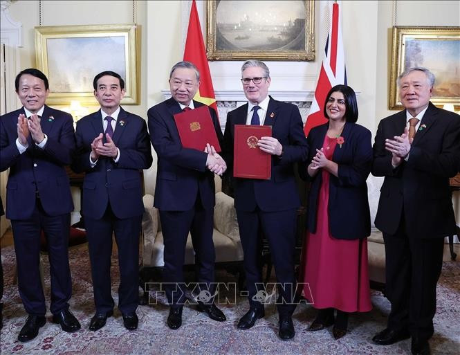 Tổng Bí thư Tô Lâm và Thủ tướng Liên hiệp Vương quốc Anh và Bắc Ireland Keir Starmer trao Tuyên bố chung về nâng cấp quan hệ Việt Nam - Anh lên Đối tác chiến lược toàn diện. Ảnh: Thống Nhất/TTXVN tuyen-bo-chung-ve-viec-nang-cap-quan-he-viet-nam-anh-len-doi-tac-chien-luoc-2.jpg