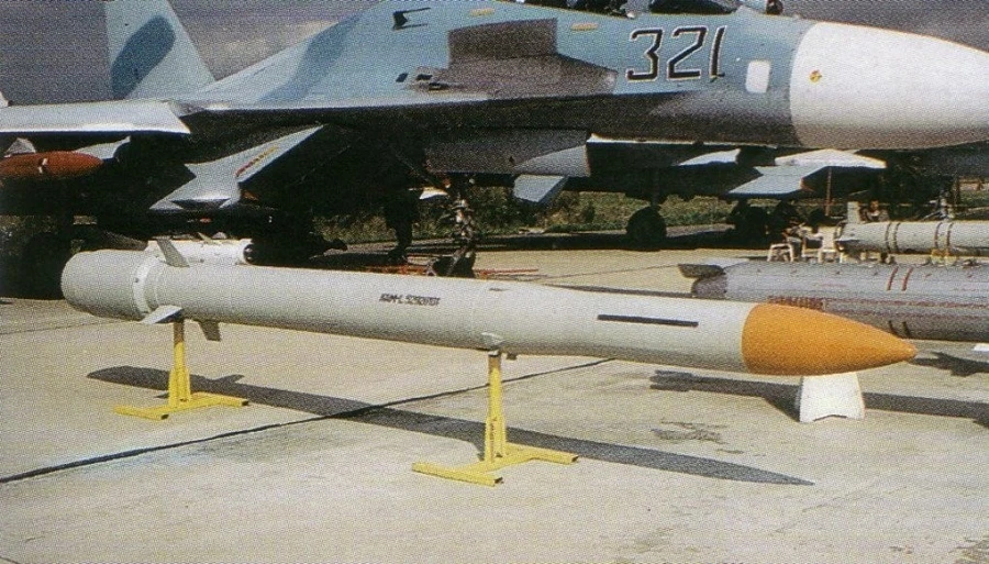 Mô hình tên lửa không đối không KS-172 của Nga trước máy bay SU-30MK. (Nguồn: Wikimedia)