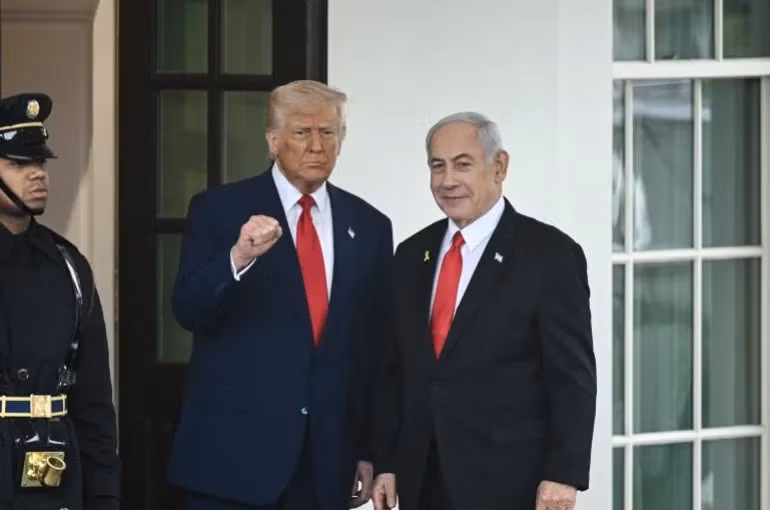 Tổng thống Hoa Kỳ Donald Trump chào đón Thủ tướng Israel Benjamin Netanyahu tới Nhà Trắng ở Washington, DC, ngày 7/4. Ảnh: AFP.