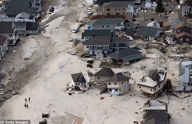 Siêu bão Sandy đổ bộ vào New Jersey vào ngày 31/10/2012. AccuWeather cảnh báo rằng một cơn bão thậm chí còn tồi tệ hơn sắp ập đến khu vực này