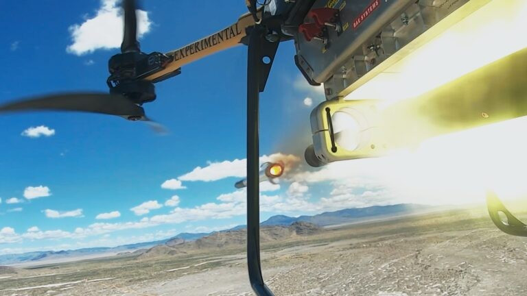Hình ảnh trên UAV đa cánh quạt TRV-150 phóng đạn APKWS trong các cuộc thử nghiệm gần đây tại Bãi thử Dugway của Quân đội Hoa Kỳ ở Utah. (Ảnh: BAE Systems.) uav-trv150-phong-ten-lua-dan-duong-apkws-mo-kha-nang-tac-chien-moi-day-bat-ngo-2.jpg