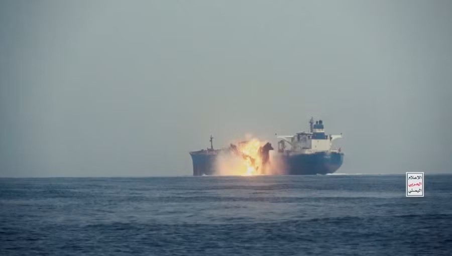 Tàu chở dầu Cordelia Moon bốc cháy sau khi bị trúng tên lửa ở Biển Đỏ ngoài khơi cảng Hodeidah của Yemen, trong video được phát hành vào ngày 1/10/2024. Ảnh: Houthi Military Media/REUTERS