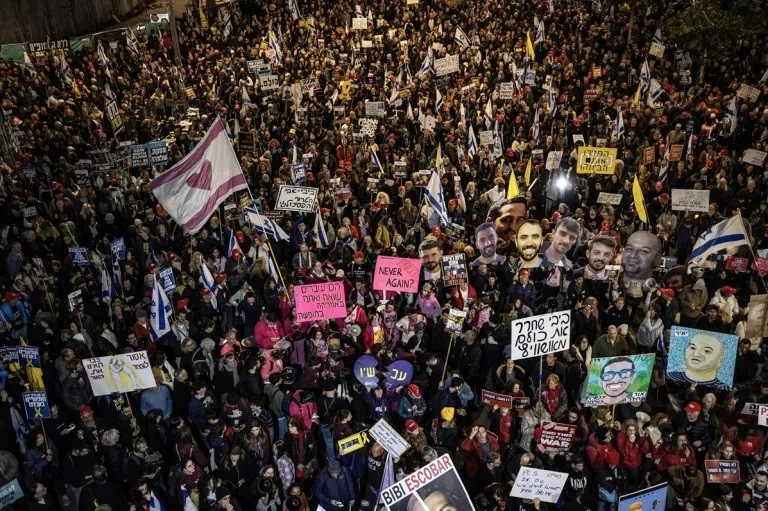 Hàng ngàn người Israel mang theo cờ Israel, ảnh tù nhân Israel và biểu ngữ tập trung tại Quảng trường Con tin, ở Tel Aviv, Israel, tối 8/2. Ảnh: Mostafa Alkharouf/Anadolu.