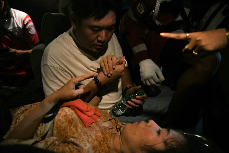 Cứu sống người phụ nữ mắc kẹt 30 giờ dưới đống đổ nát động đất.
