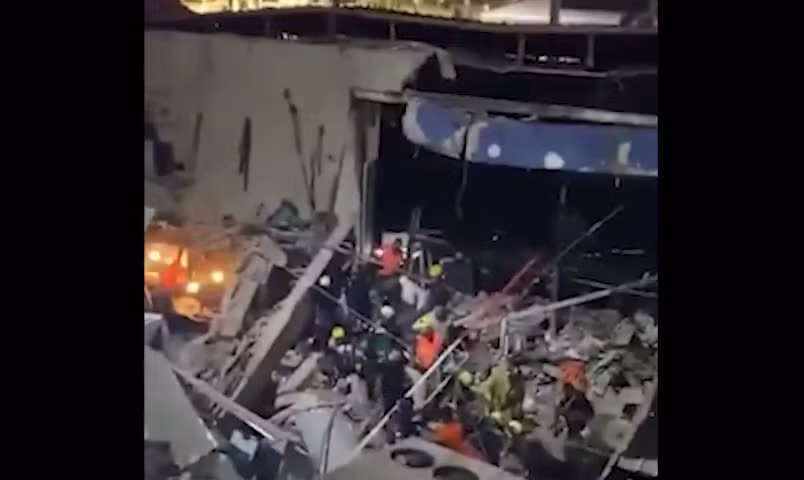 Khoảnh khắc sập mái hộp đêm khiến số người chết vượt 100